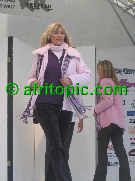 ../Images/Krefeld-Strssenmodenschau-2005 427.jpg